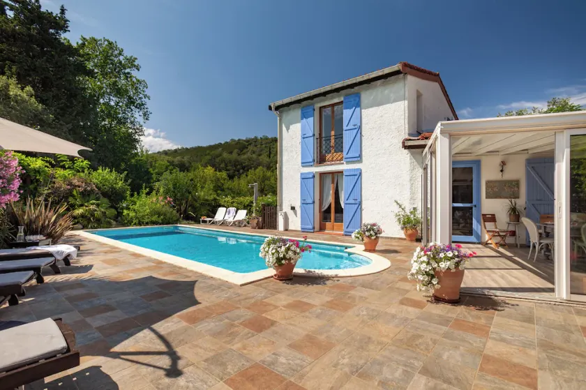 Privat solrig villa med opvarmet pool og adgang til floden. - Image 1