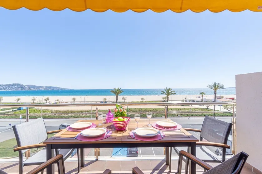 Luxurious Apartment in Empuriabrava with Sea View - Image 1
