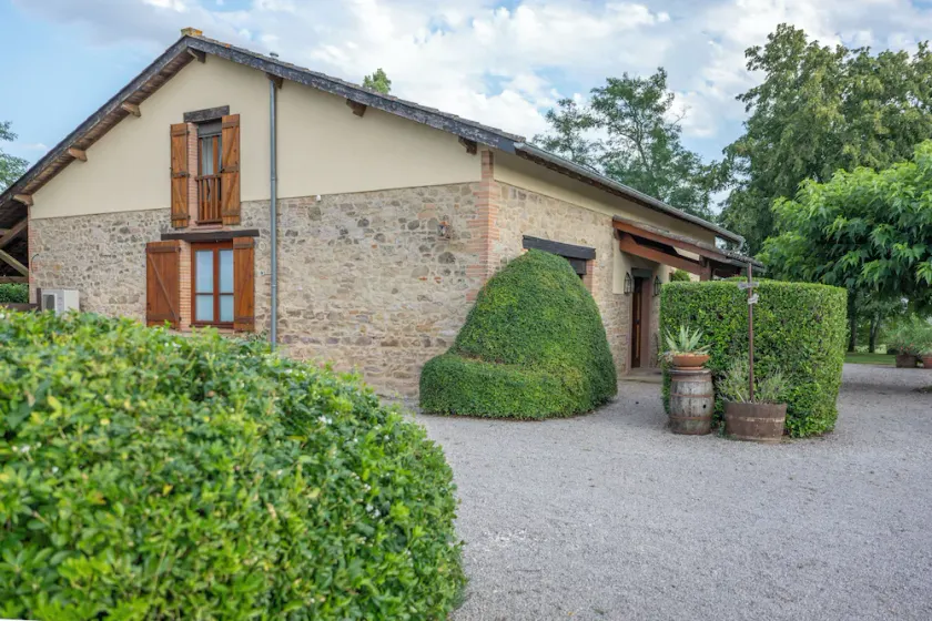 Spacious villa with large pool in quiet location with views. - Image 1