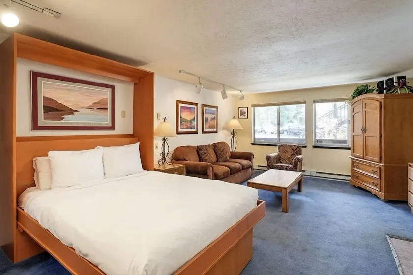 Silverglo Condominiums 104, Budget-Friendly Studio Close to Downtown, Full Kitchen, New Bathroom - Image 1