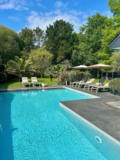 Family home with large heated pool and jacuzzi - Image 1