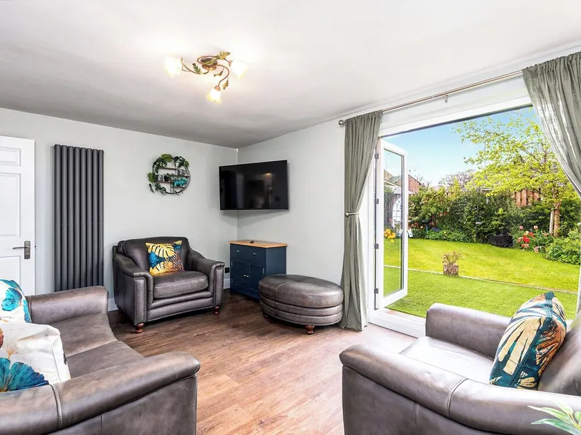 3 bedroom accommodation in Sheffield - Image 1