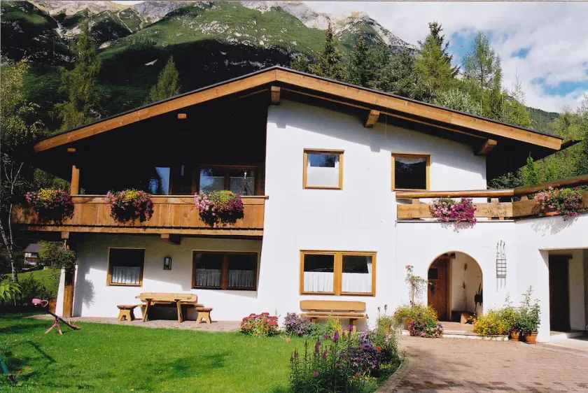 Rest and relaxation in a cozy apartment in Tyrolean country house style - Image 1