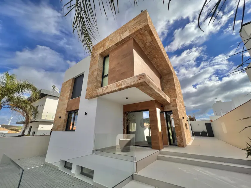 Villa with private pool a few meters from the beach. - Image 1