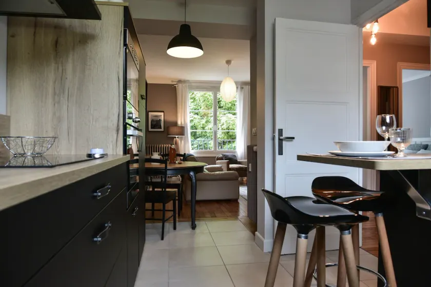 Bright, spacious apartment in town center - Image 1