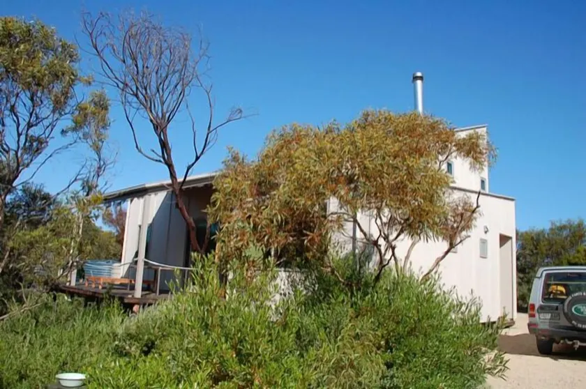 The Architects House - Architecturally designed home in a scrubland setting with native birdlife and a bush track to the beach - Image 1