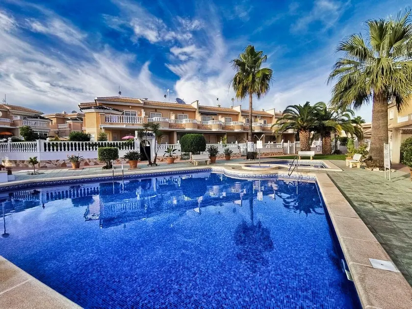 Casa / piscina / terraço / pátio / varanda exclusivos - Image 1