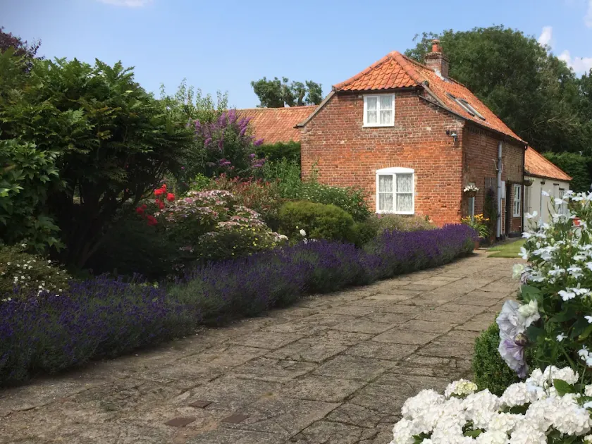 Dolls House Cottage - Self Contained Cottage, Beautiful Garden, Ample Parking - Image 1