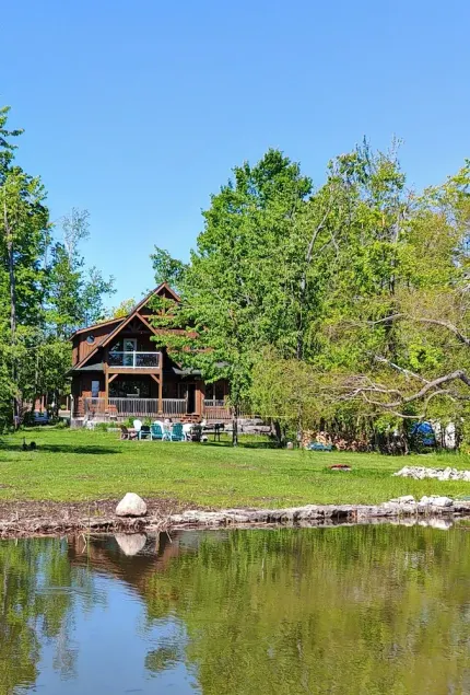 Cozy Pigeon Lake Cottage - Image 1