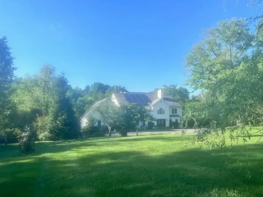Beautiful 2BR Walkout Fenced & Gated Villa, Onsite parking, Pet friendly-2+acres - Image 1