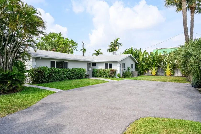 Heated Pool - Sleeps 12 - Close to Beach - King bed - Pet Friendly - Image 1