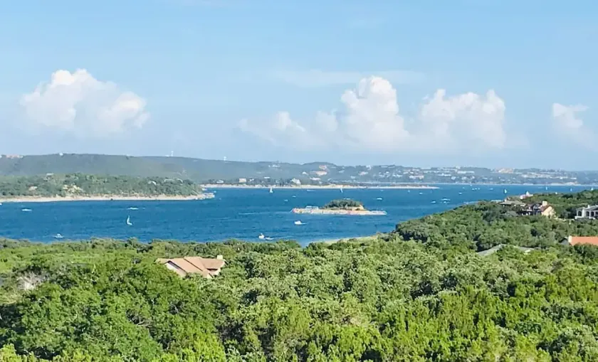 Panoramic Lake Travis Escape – 3BR 3BA Unit w  Lake View Balcony & Resort Pools - Image 1
