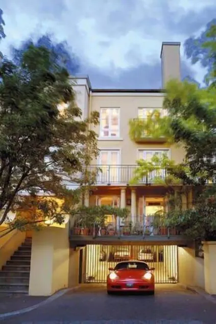 Park Lane Apartment East Melbourne - Image 1