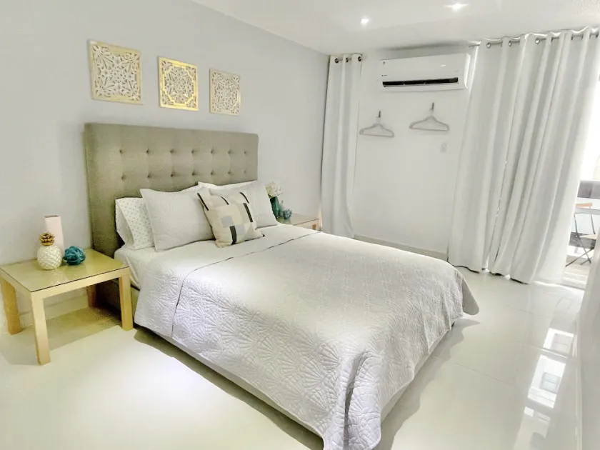 Stunning Studio w balcony for 2, 1 Queen Bed,1 Bathroom 5 mins to the beach - Image 1