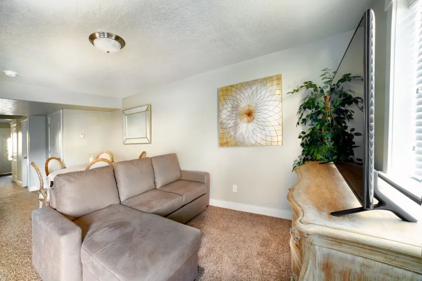 SLEEPS 18, Best Location,New, Hot Tubs,BBQ, Patio, 5 Mins to Dwntwn, Sauna,Views - Image 1