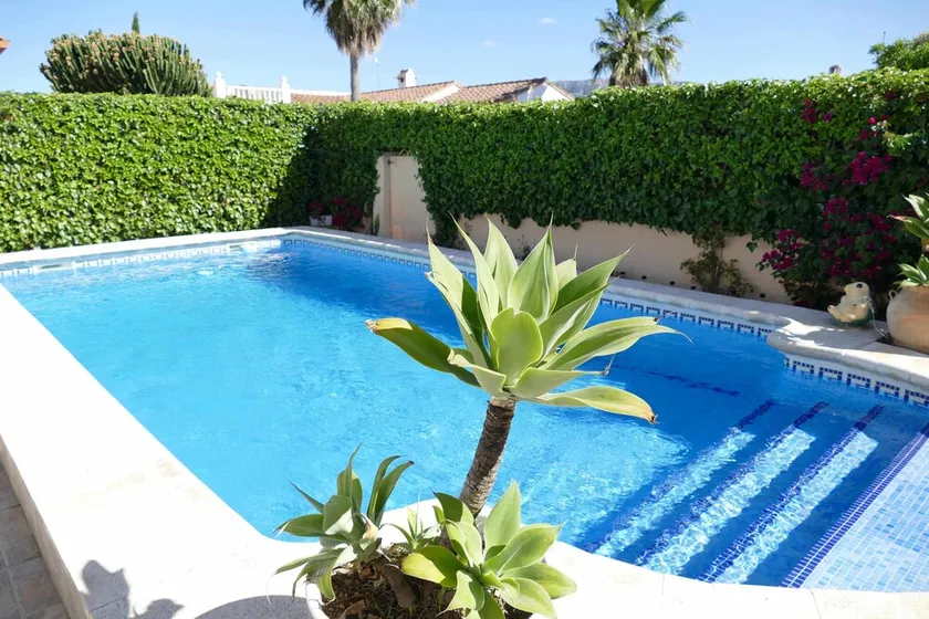 Lovely detached house with all comforts, swimming pool and not overlooked! - Image 1
