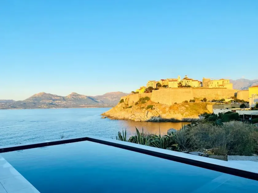 Waterfront apartment, prestige villa, sea access - Image 1