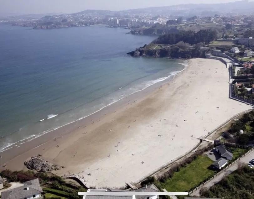 A Coruña al lado de la playa - Image 1