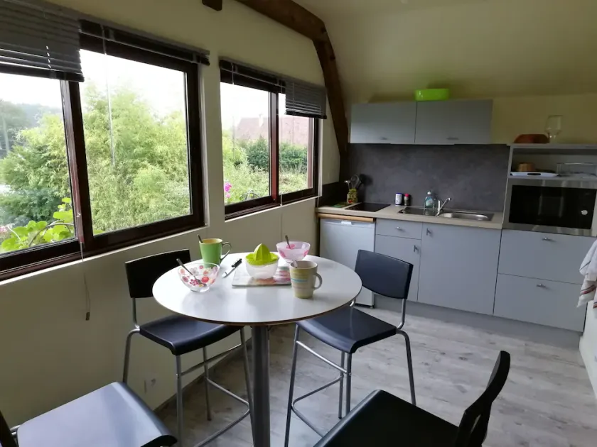 Logement spacieux entouré de verdure - Image 1