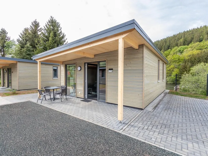 Bungalows mit Terrasse am Kronenburger See - Image 1
