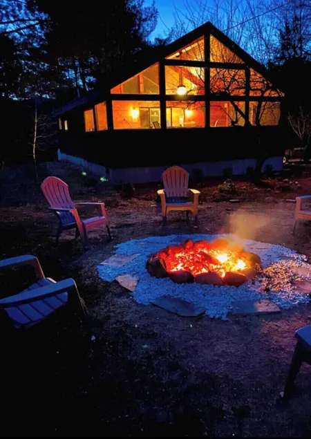 Cozy Chalet, Hot Tub, 25min to N. Conway, 15min to pleasant mountain, Dogs ok - Image 1