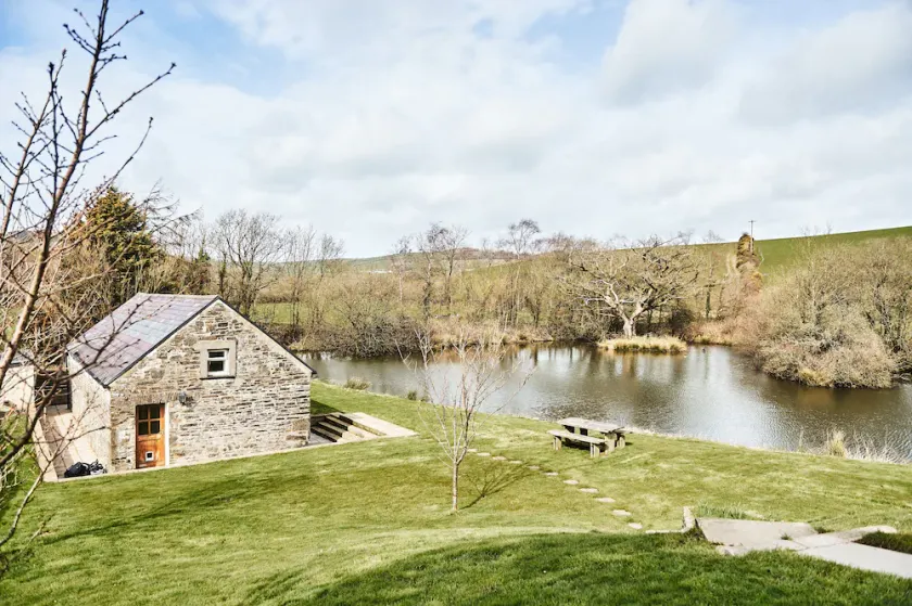 Stone Cottage Retreat with Pool & Lakeside - Image 1