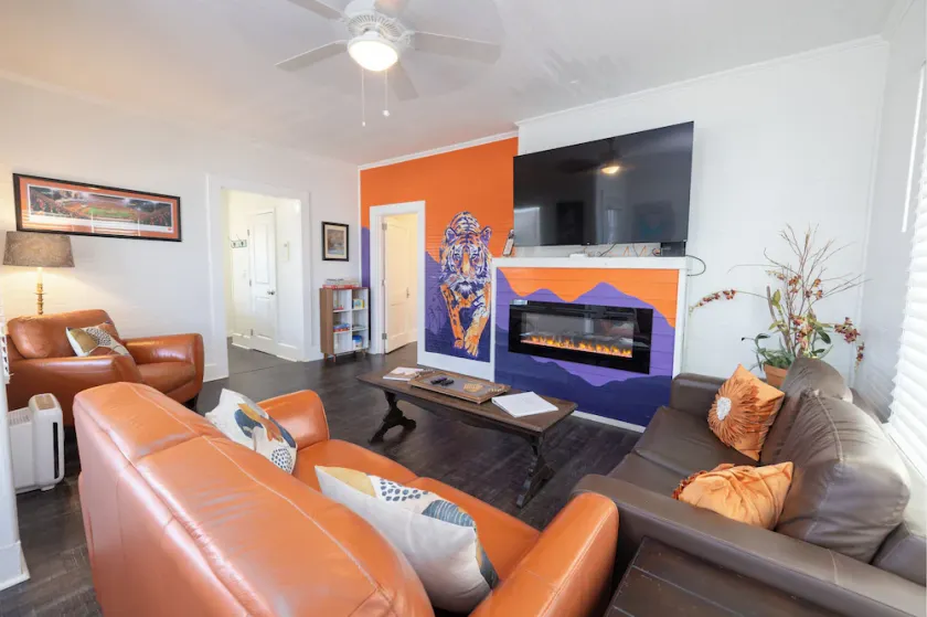 Cozy Downtown Seneca Bungalow - Image 1