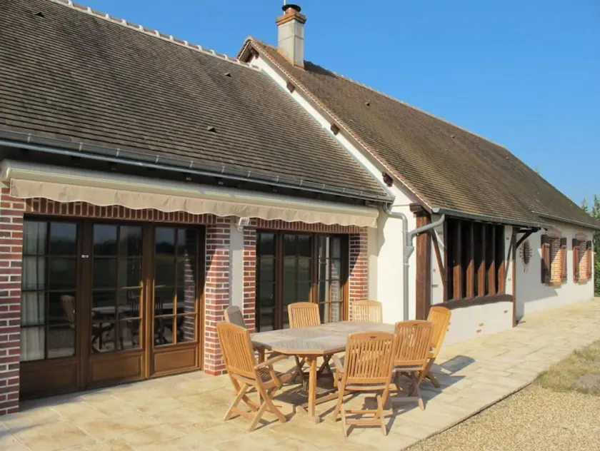 House with private pool on a property with fishing ponds and tennis court - Image 1