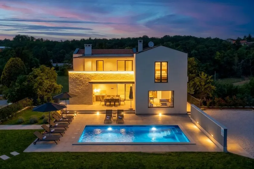 Modern 300m2 Villa - King Beds & Leisure Zone - Image 1
