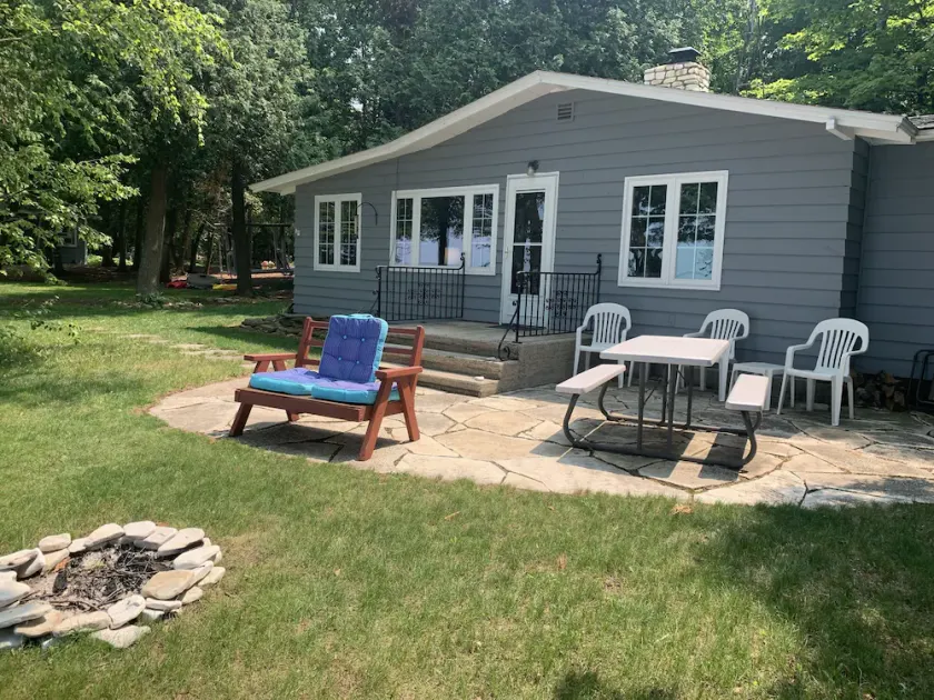 3 Bedroom, 2 bath cottage on the shores of Garrett Bay with private beach  - Image 1