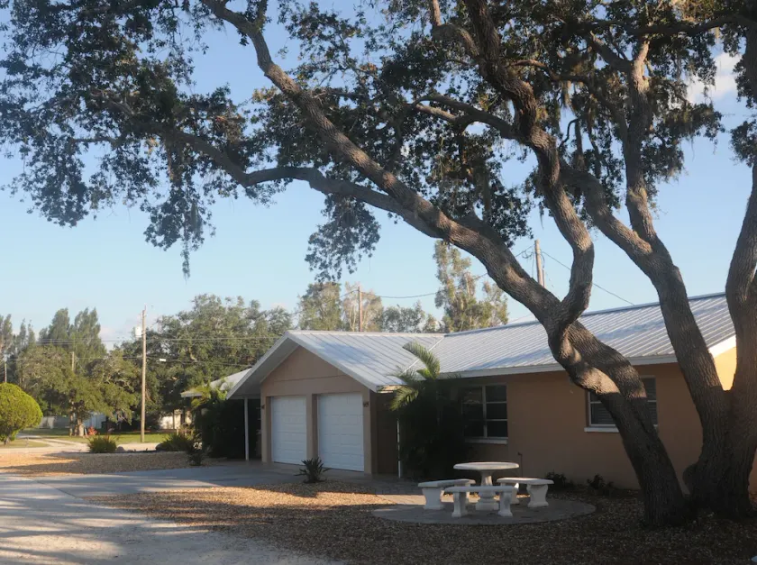 SHORE ACRES- Less than a mile to Nokomis Beach - Image 1