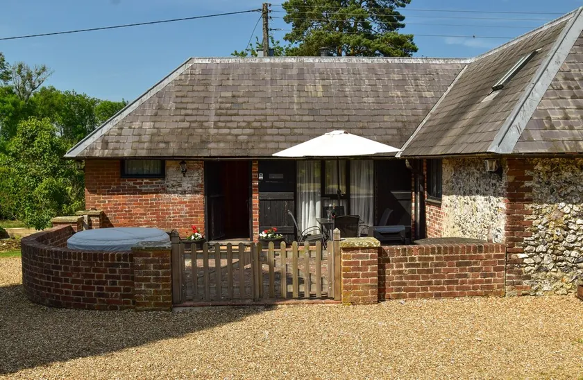 Delightful Pet Friendly 2 bedroom Cottage with Hot Tub in Challock, Kent - Image 1