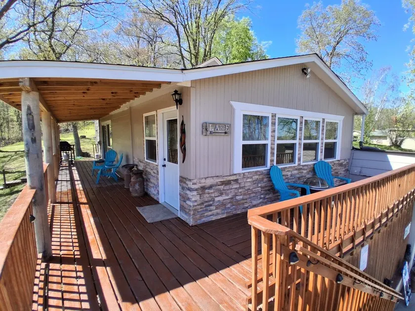 4Bedroom 1.5 Bath Great Lake Views Walk to town  State Bike Trail quiet area - Image 1
