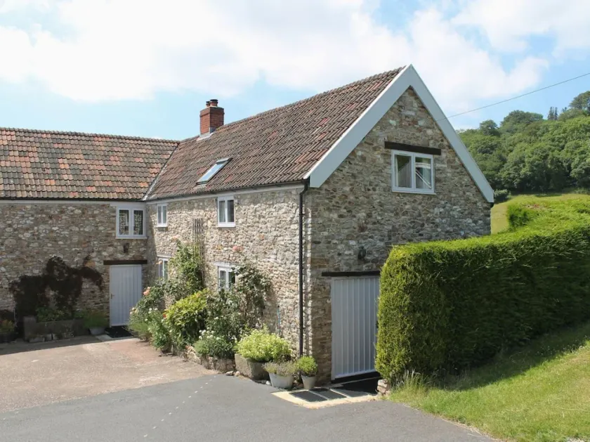 SWALLOWS COTTAGE, pet friendly, luxury holiday cottage in Honiton - Image 1