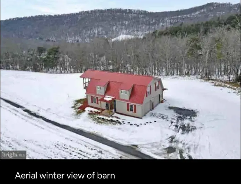 Converted barn with great views, hottub, pool table, shuffleboard & firepit. - Image 1