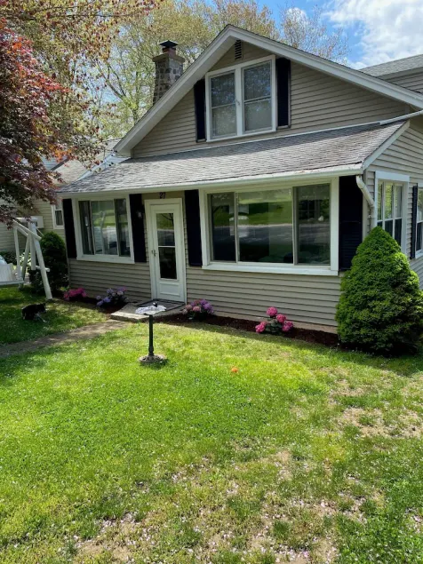 Cozy beach house walking distance to private beach - Image 1