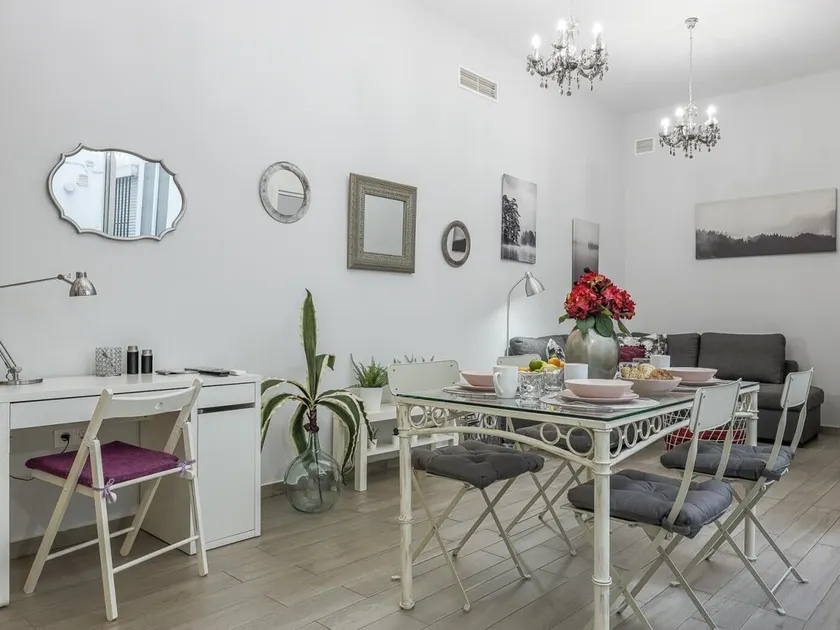 Modern & quiet apartment in typical Sevilla house - Image 1