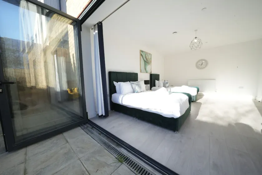 Ealing Broadway Great Stay 7-Minute Walk from the Underground - Image 1