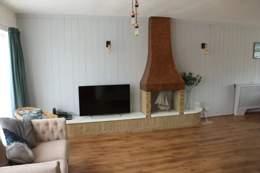 Characteristic Seaview Chalet Style, Home from Home - Image 1