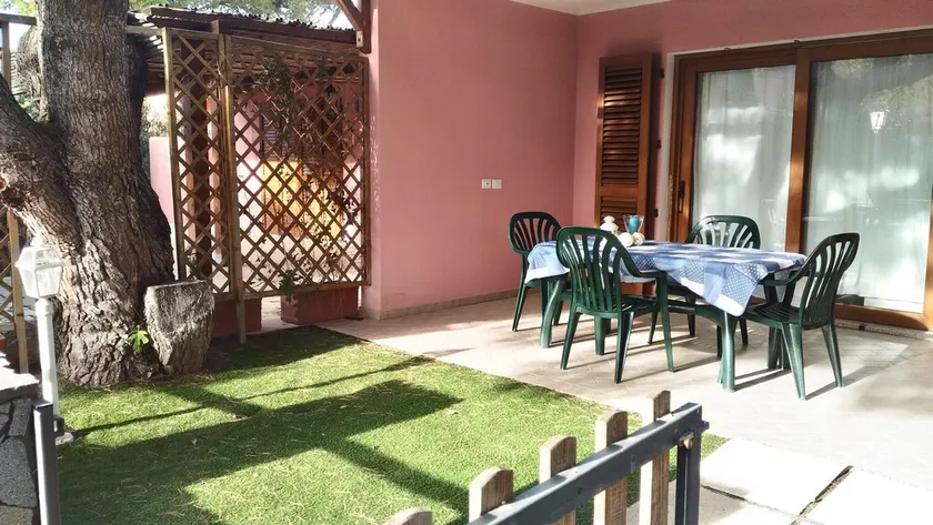 VILLA WITH PRIVATE GARDEN NEAR THE SEA - Image 1