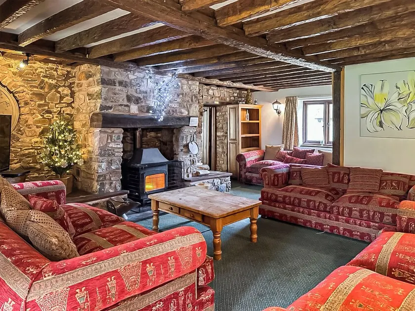 16 bedroom accommodation in Bampton, near Tiverton - Image 1