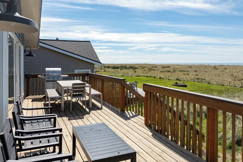 Private Beach Access, Superb Views, Gorgeous Updates, King Suite and Hot Tub! - Image 1