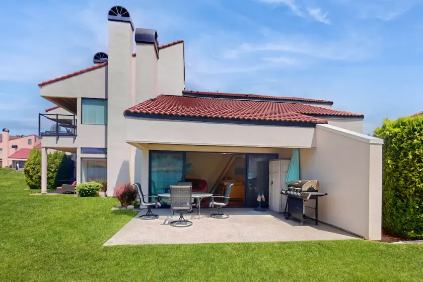 Lakefront loft studio with covered deck, views, pool, hot tub, & tennis courts - Image 1