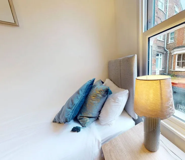 De Parys Self-Catering Flat 2 in Bedford - Image 1