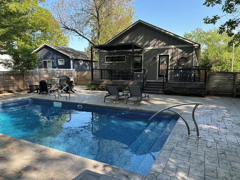 Red Oak-5 bedroom with in ground pool, fireplace-walk to restaurants  - Image 1