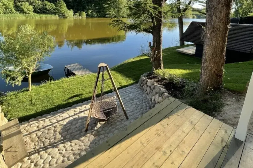 Hyggeligt sommerhus med udsigt til vand fra senge - Image 1