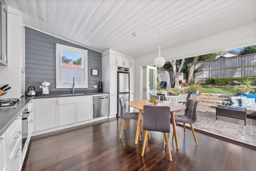 Stylish light-filled 2BR characterful cottage - Image 1