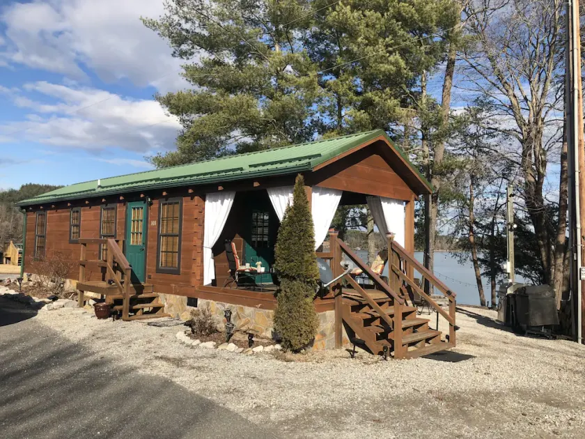 Gemütliche Hütte am Lake James mit eigenem Strand und Bootsanleger - Image 1
