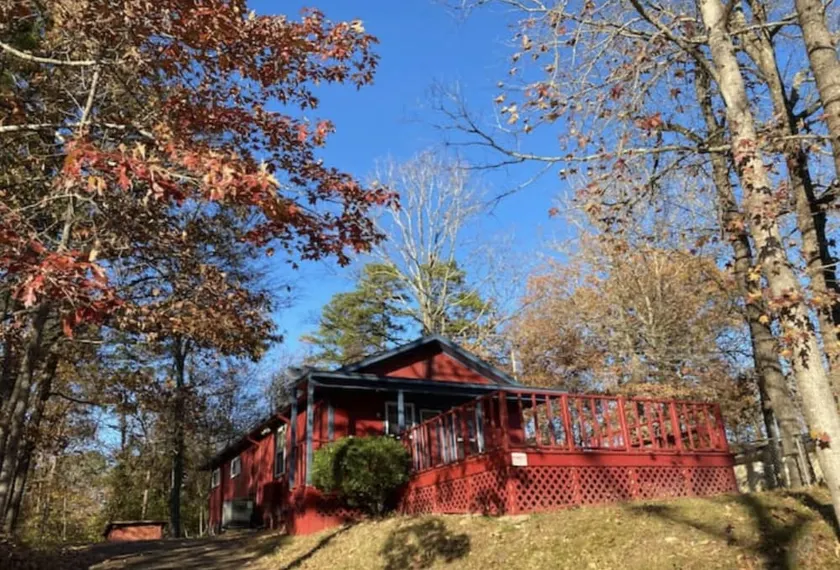 Razorback Red Lakeside Cottage - Image 1