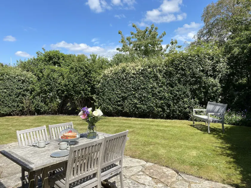 ** LOVELY 2 BEDROOM COTTAGE, GREAT LOCATION ** - Image 1